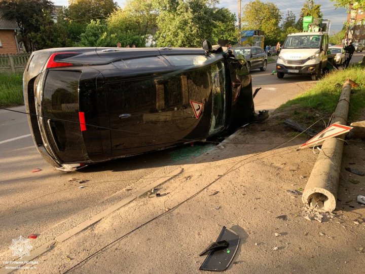 Nissan влетів у стовп: поліція оприлюднила деталі автопригоди в Луцьку