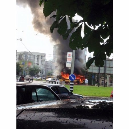 У Львові під час руху загорівся тролейбус. ФОТО
