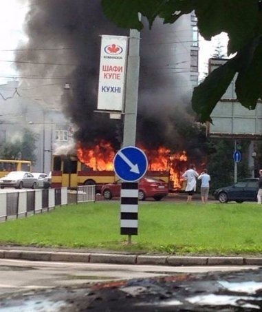 У Львові під час руху загорівся тролейбус. ФОТО