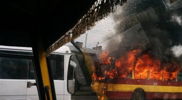 У Львові під час руху загорівся тролейбус. ФОТО