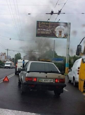 У Львові під час руху загорівся тролейбус. ФОТО