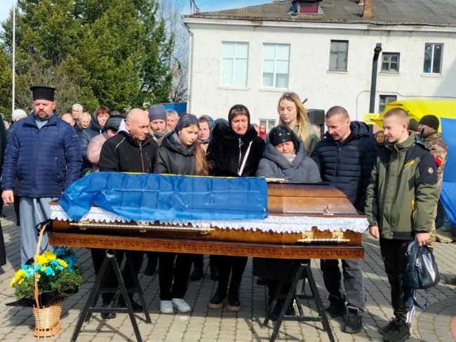 Пів року вважався зниклим безвісти: на Волині поховали Героя Олега Верешка