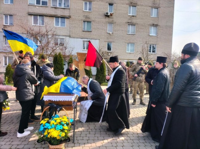 Пів року вважався зниклим безвісти: на Волині поховали Героя Олега Верешка