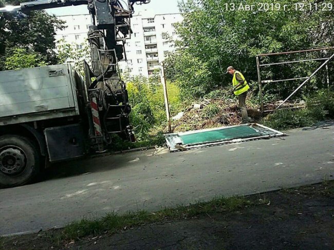 У Луцьку продовжують «зачищати» двори від старих парканів та огорож. ФОТО