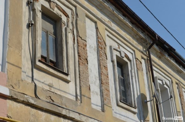 Історія без терміну давності: за мешканців аварійного будинку «взялися» у Луцькраді. ФОТО