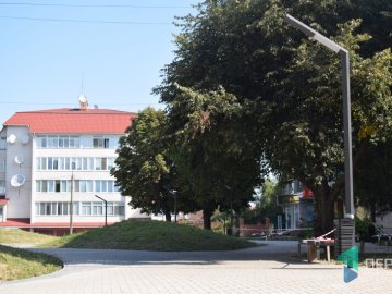 «Снігові» дерева, LED-ліхтарі: у центрі Луцька завершують новий сквер. ФОТО