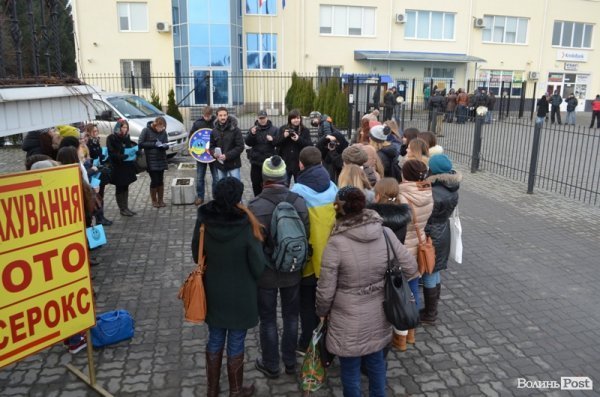 У Луцьку консульству Польщі подарували усмішки. ФОТО