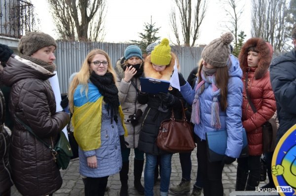 У Луцьку консульству Польщі подарували усмішки. ФОТО