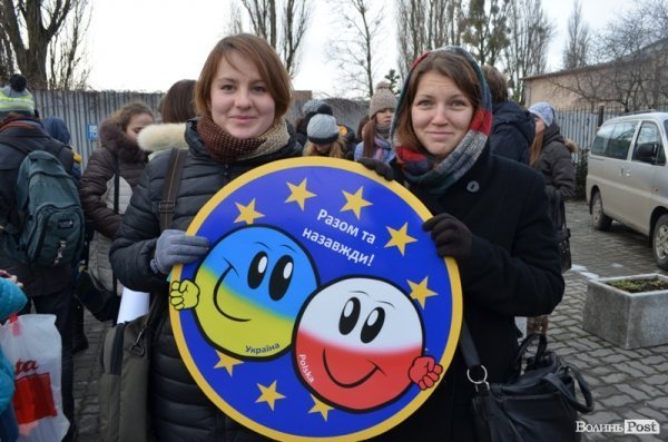 У Луцьку консульству Польщі подарували усмішки. ФОТО