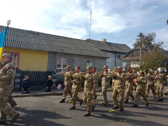 «Плине кача»: місто на Волині попрощалося із Героєм Олександром Юзвиком