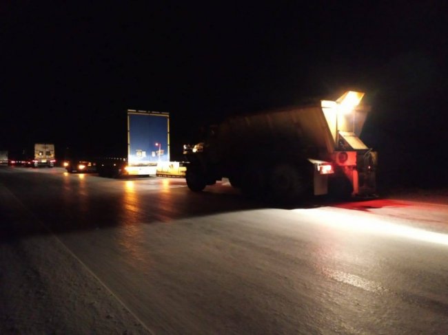 Через ожеледицю на дорозі Луцьк–Дубно застрягли 12 вантажівок. ФОТО
