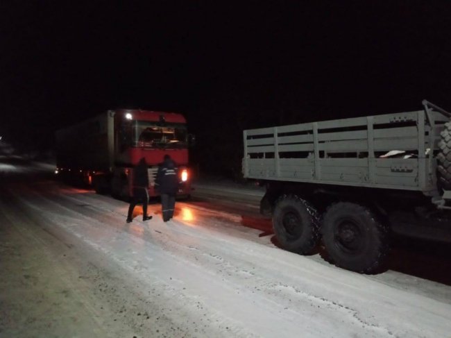 Через ожеледицю на дорозі Луцьк–Дубно застрягли 12 вантажівок. ФОТО