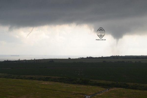 На Одесу насуваються смерчі. ФОТО. ВІДЕО
