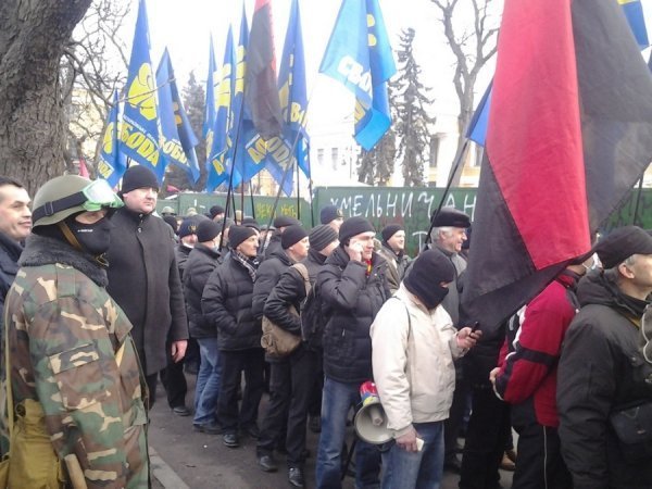 У Києві під Радою - дві сотні Волинської самооборони. ФОТО