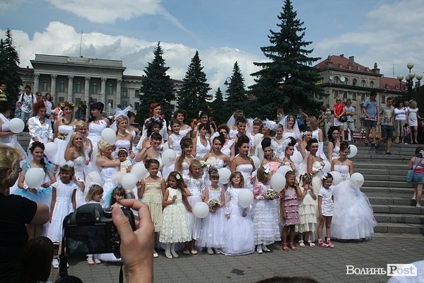 Парад наречених у Луцьку. ФОТО