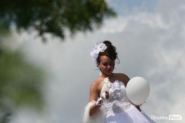 Парад наречених у Луцьку. ФОТО