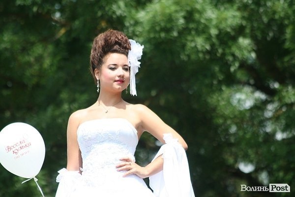 Парад наречених у Луцьку. ФОТО