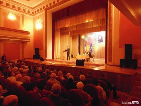 Тягнибок у Луцьку критикував журналістів, які пишуть про солдатів на соломі. ФОТО