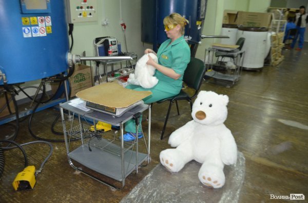 Безпека та якість: луцька фабрика показала, як виготовляє іграшки