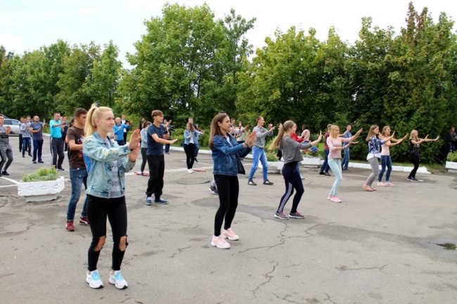 Студенти луцького політеху влаштували спортивний флешмоб. ФОТО