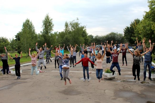 Студенти луцького політеху влаштували спортивний флешмоб. ФОТО