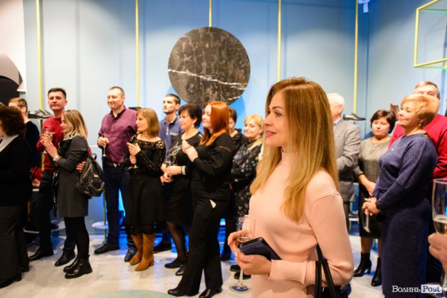 У кожну пару ми «зашиваємо» любов: у центрі Луцька відкрили унікальний взуттєвий простір-кав’ярню «IKOS»*