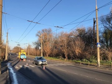 У Луцьку обірвалась контактна мережа тролейбуса і впала на автомобіль