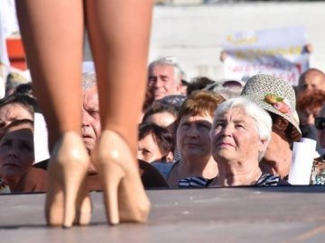 Тимошенко виступила перед пенсіонерами у дорогих туфлях. ФОТО