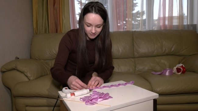 Дружина захисника з Волині робить квіти на могили полеглих Героїв