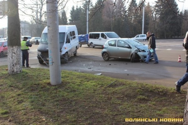 Аварія в Луцьку: зіткнулися бус і легковик. ФОТО