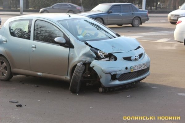 Аварія в Луцьку: зіткнулися бус і легковик. ФОТО