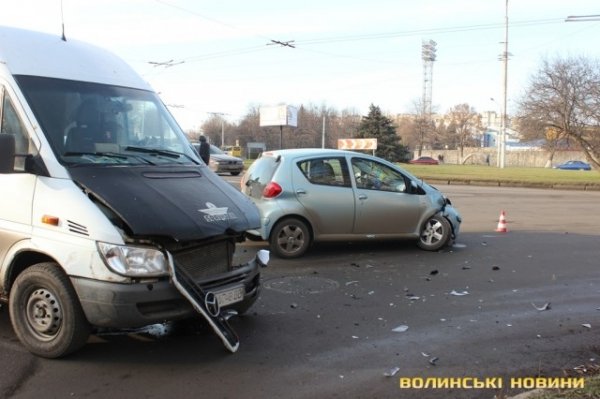 Аварія в Луцьку: зіткнулися бус і легковик. ФОТО