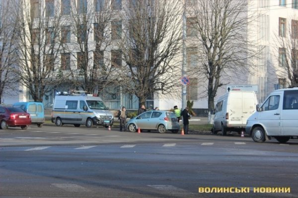 Аварія в Луцьку: зіткнулися бус і легковик. ФОТО