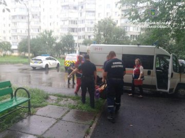 Луцькі патрульні допомогли пенсіонерці, яка отримала травму у власній квартирі. ФОТО. ВІДЕО
