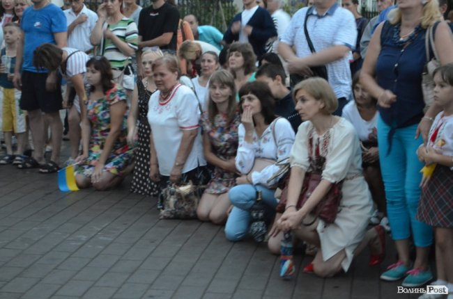 Тисячі людей у центрі Луцька зустріли загиблого Героя. ФОТО