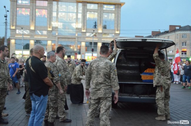 Тисячі людей у центрі Луцька зустріли загиблого Героя. ФОТО