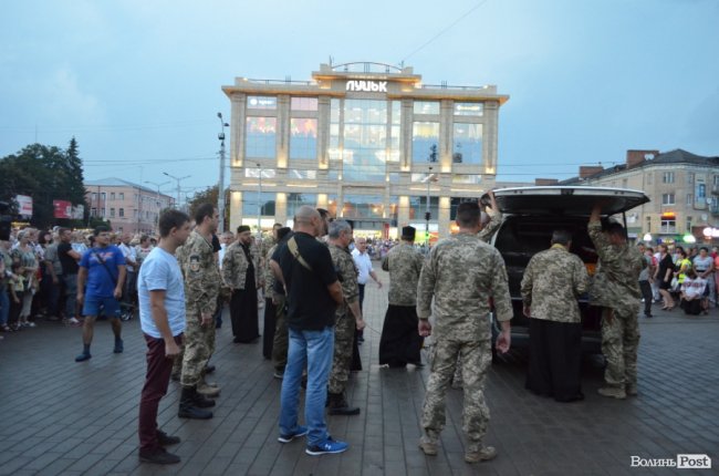 Тисячі людей у центрі Луцька зустріли загиблого Героя. ФОТО