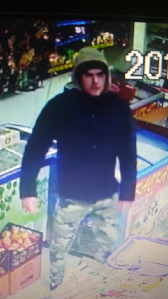 У Нововолинську молодик викрав алкоголь з магазину: поліція просить впізнати злодія.ФОТО