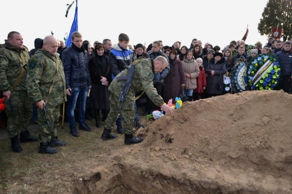 У Горохові поховали бійця «Азову» Ігоря Сливку. ФОТО