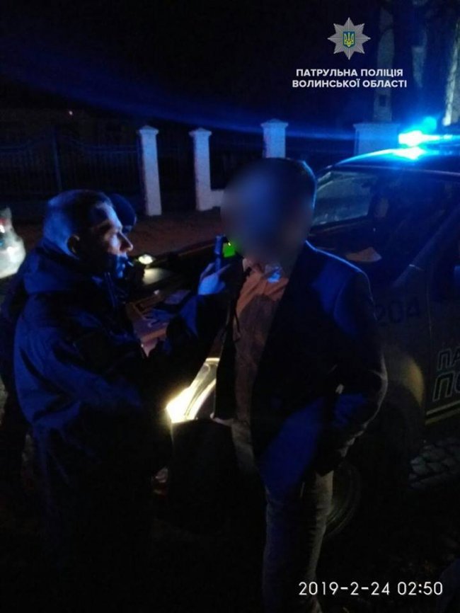У Луцьку п'яний водій тицяв патрульним «кілька купюр». ФОТО