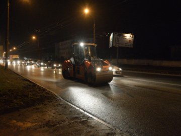 У мережі кепкують з комунальників, які у Луцьку вкладали асфальт у дощ. ФОТО. ВІДЕО