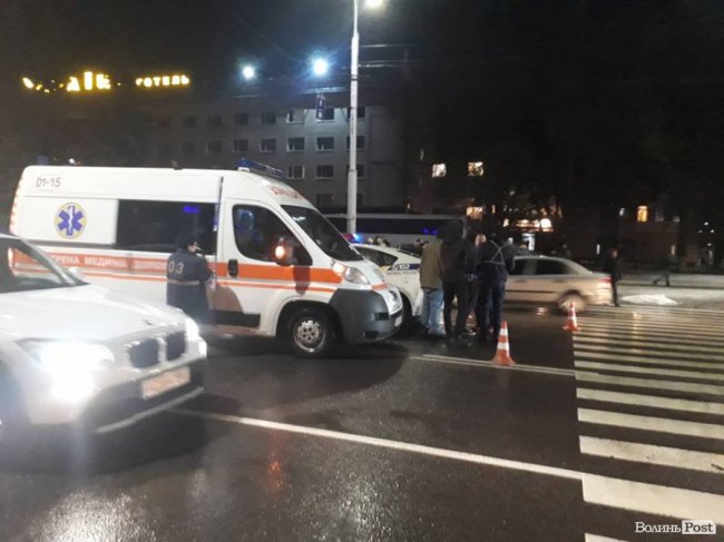 Біля луцького ЦУМу джип збив матір з дитиною. ФОТО. ОНОВЛЕНО