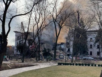 Бомбосховище драмтеатру у Маріуполі витримало, люди виходять живі, – Тарута 