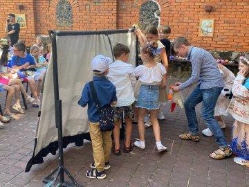 У Луцьку для дітей переселенців організовують арттерапію. ВІДЕО 