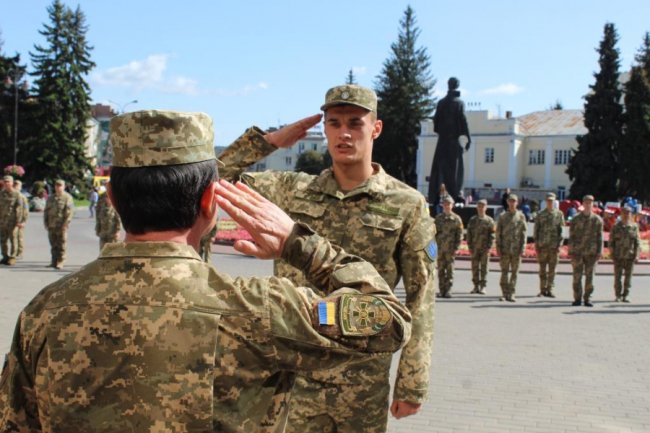 Випускники луцького університету отримали офіцерські погони. ФОТО
