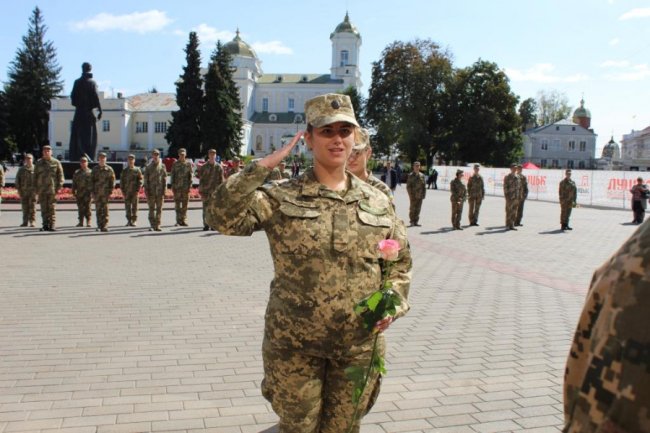 Випускники луцького університету отримали офіцерські погони. ФОТО