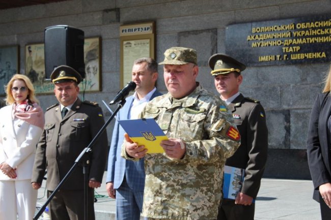 Випускники луцького університету отримали офіцерські погони. ФОТО