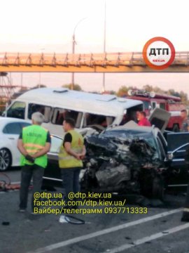 Легковик зіткнувся з маршруткою, двоє загиблих, 13 постраждалих. ФОТО