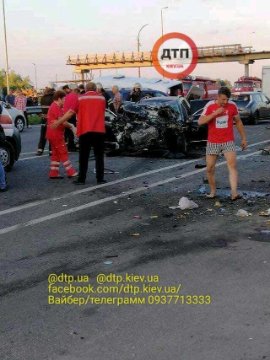Легковик зіткнувся з маршруткою, двоє загиблих, 13 постраждалих. ФОТО