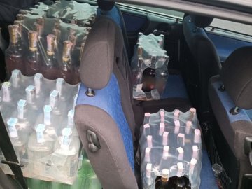 У Луцьку на блокпосту затримали водія, який незаконно перевозив 27 ящиків з алкоголем